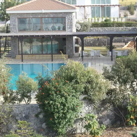 Azure Oceanview, Crystal Bay Marina Apartment *